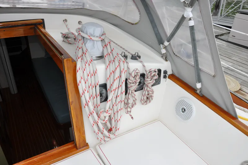 Helianthus Yacht Photos Pics Hinckley SW 42 sailboat cockpit, 1985 model, with ropes and winch.