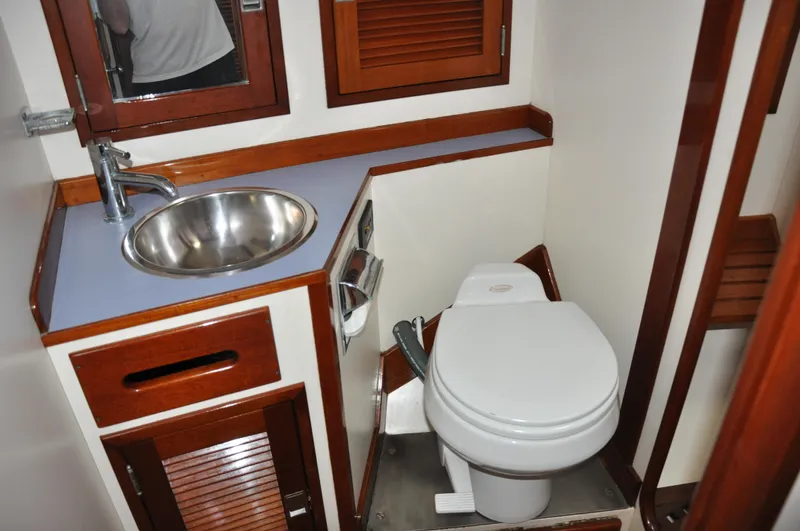 Helianthus Yacht Photos Pics 