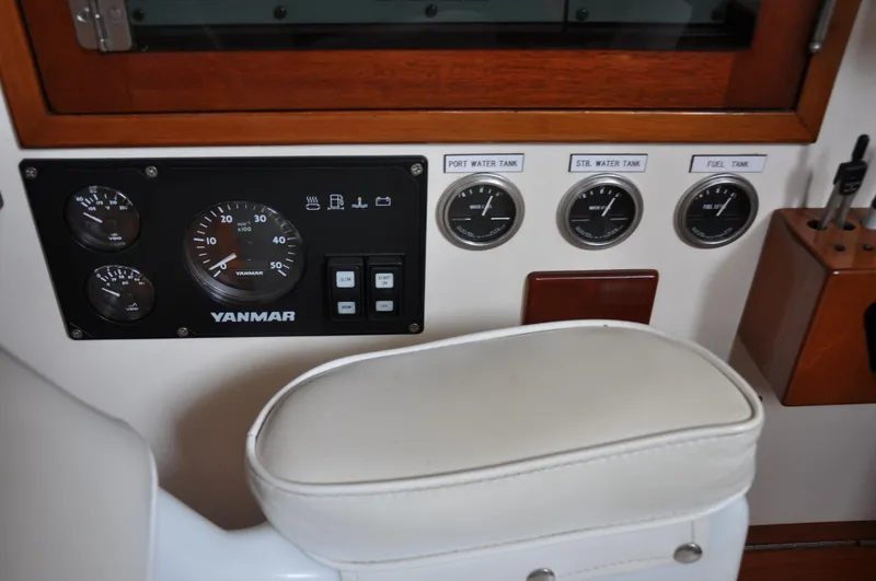 Helianthus Yacht Photos Pics 