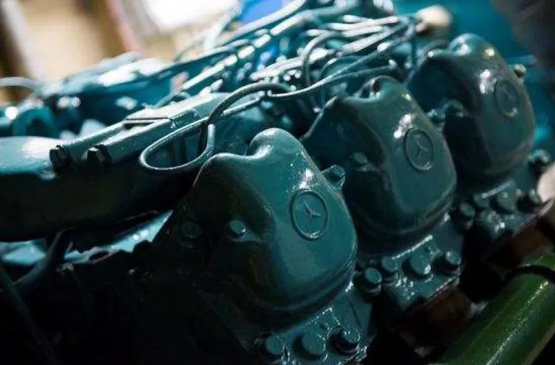 Zeewoelf Yacht Photos Pics Close-up of a vintage 1963 Custom mr. de Boot engine in teal.