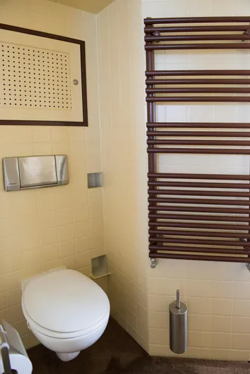 Zeewoelf Yacht Photos Pics Vintage bathroom with wall-mounted toilet, radiator, and beige tiles, Custom mr. de Boot 1963.