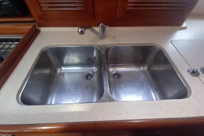 Kasoumai Yacht Photos Pics Double stainless steel sink in 2007 Beneteau 423 yacht kitchen.