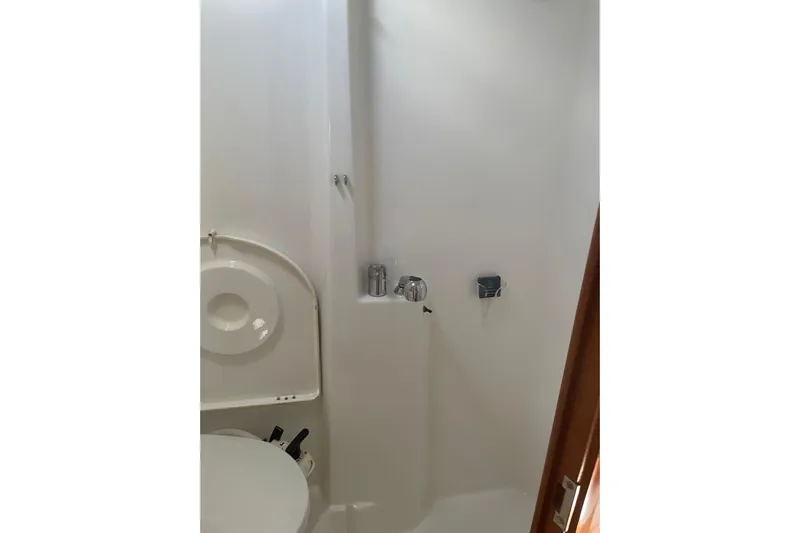 Kasoumai Yacht Photos Pics Bathroom interior of 2007 Beneteau 423 yacht, featuring compact design and fixtures.