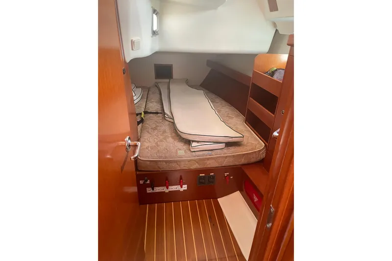 Kasoumai Yacht Photos Pics 2007 Beneteau 423 cabin interior with bed and wooden flooring.