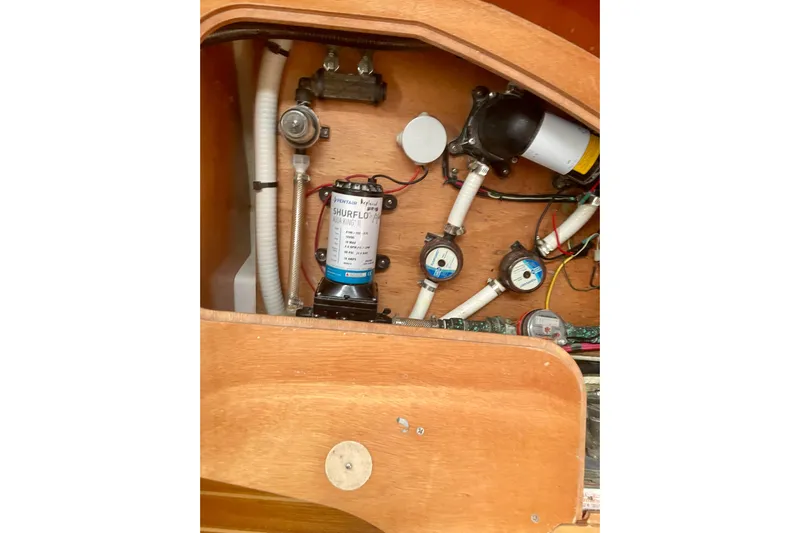Kasoumai Yacht Photos Pics Beneteau 423 (2007) interior plumbing system with Shurflo water pump and hoses.