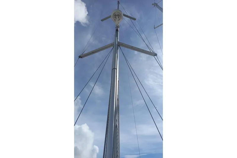 Kasoumai Yacht Photos Pics Mast of 2007 Beneteau 423 sailboat against a clear blue sky.