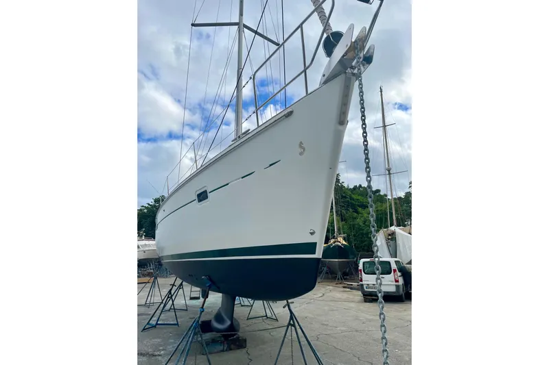 Kasoumai Yacht Photos Pics 2007 Beneteau 423 sailboat on stands, ready for maintenance in a boatyard.