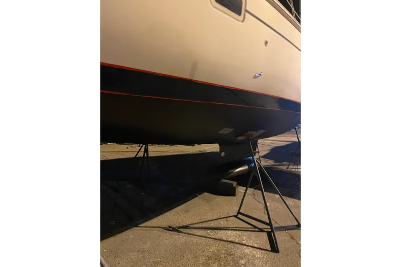 Kasoumai Yacht Photos Pics 2007 Beneteau 423 sailboat on stands, hull view at dockside.