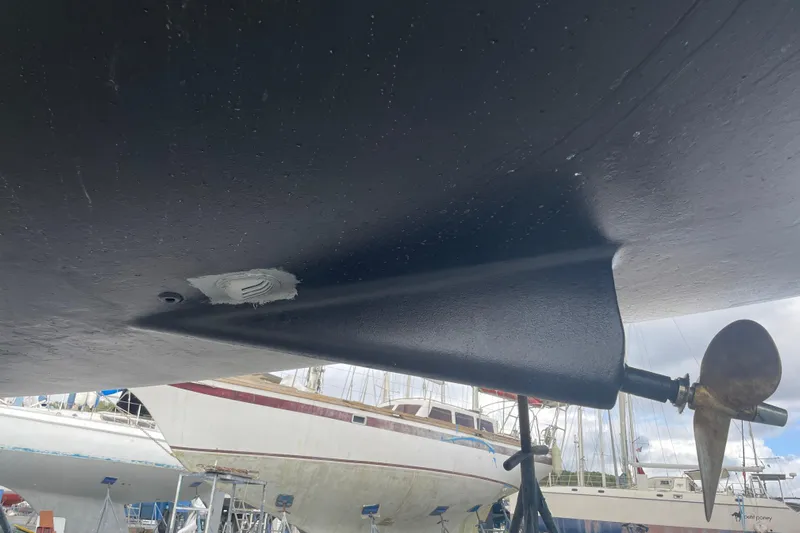 Kasoumai Yacht Photos Pics Underside view of a 2007 Beneteau 423 sailboat with visible propeller and hull details.