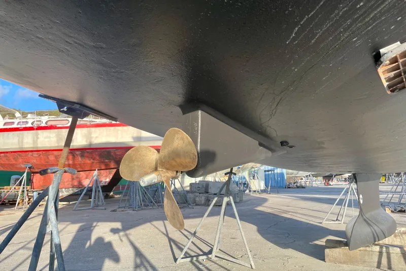 Kasoumai Yacht Photos Pics Underwater view of a 2007 Beneteau 423 sailboat hull and propeller in dry dock.
