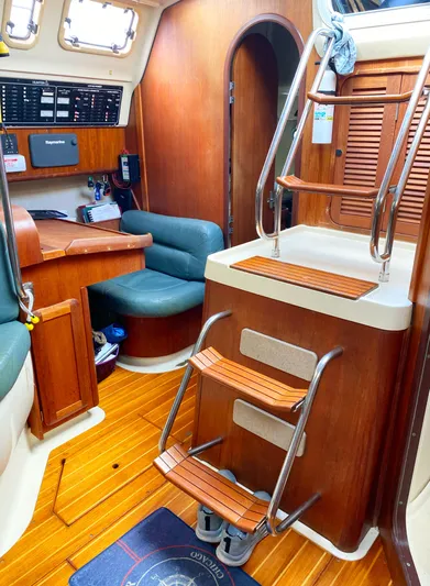 5th Row Center Yacht Photos Pics Interior of a 1997 Hunter 430 sailboat with wooden flooring and seating.