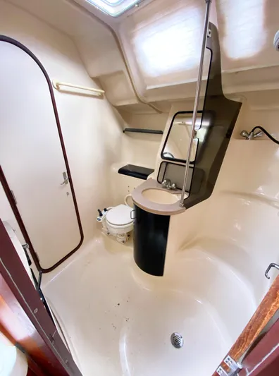 5th Row Center Yacht Photos Pics 1997 Hunter 430 yacht bathroom with compact design and modern fixtures.
