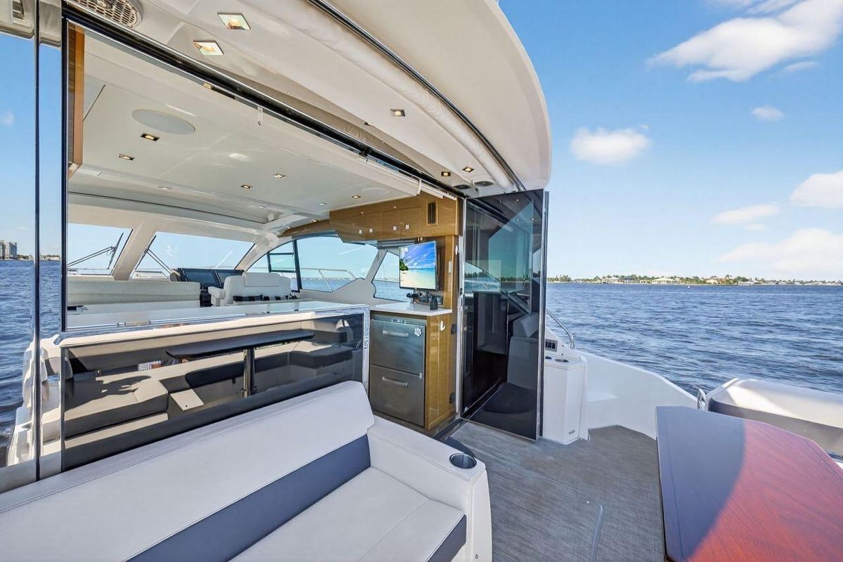 2020 Cruisers Yachts 50