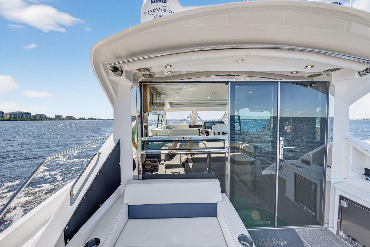 2020 Cruisers Yachts 50