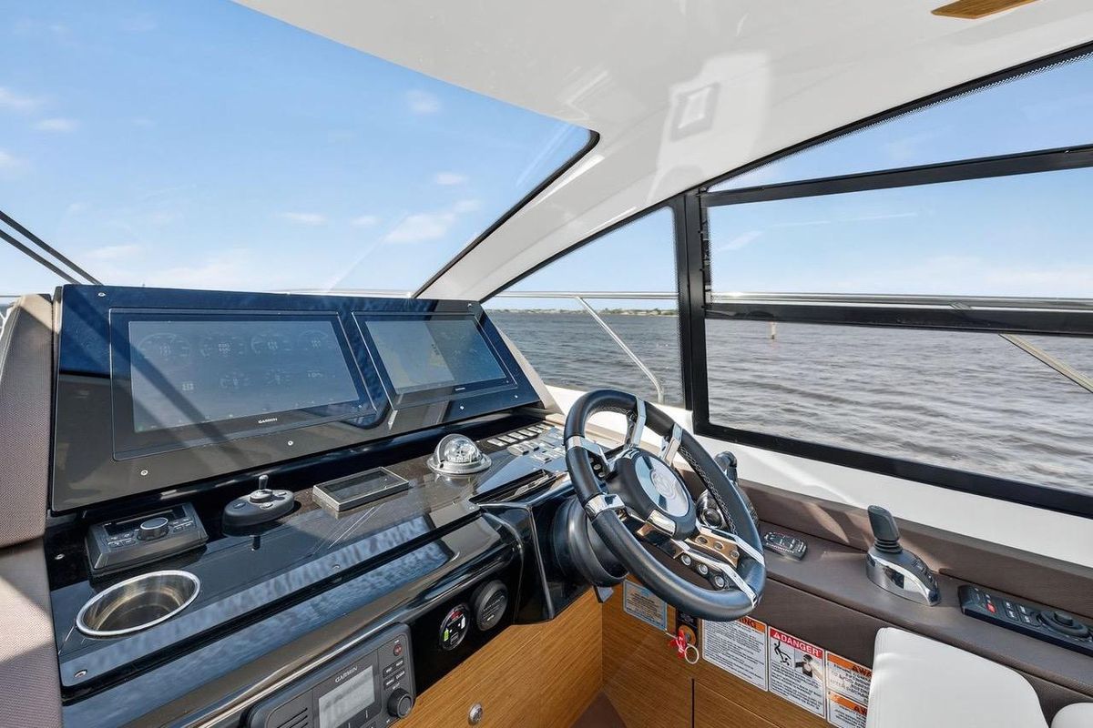 2020 Cruisers Yachts 50