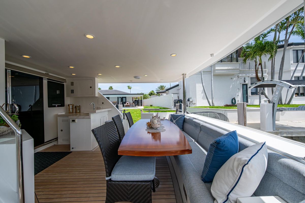 2011 Ocean Alexander 85 