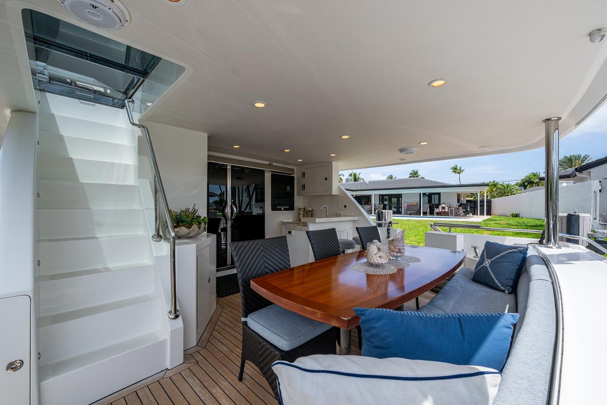 2011 Ocean Alexander 85 