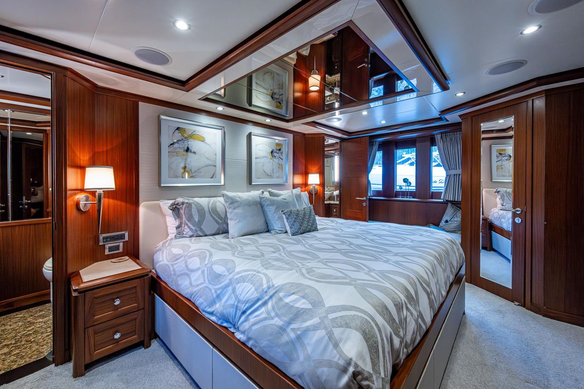 2011 Ocean Alexander 85 