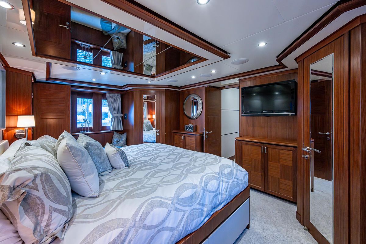 2011 Ocean Alexander 85 