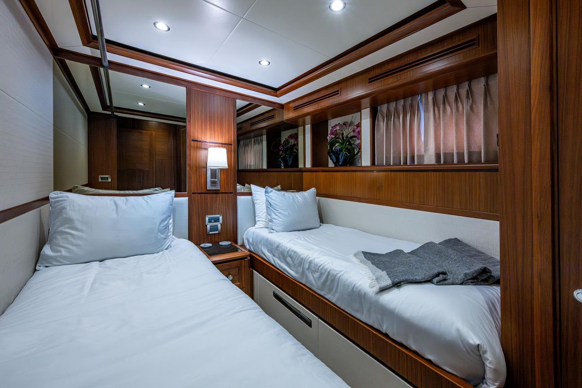 2011 Ocean Alexander 85 