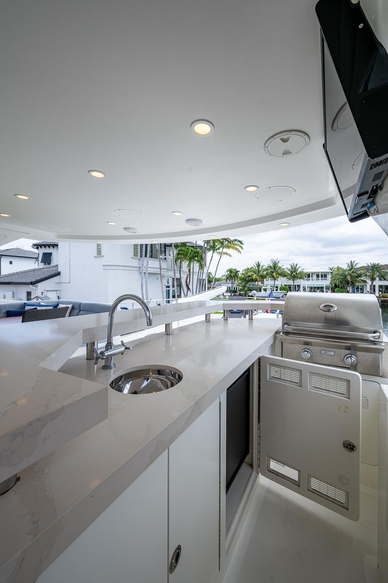 2011 Ocean Alexander 85 