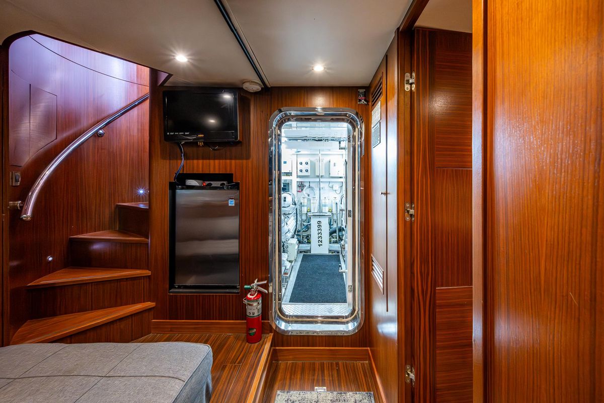 2011 Ocean Alexander 85 