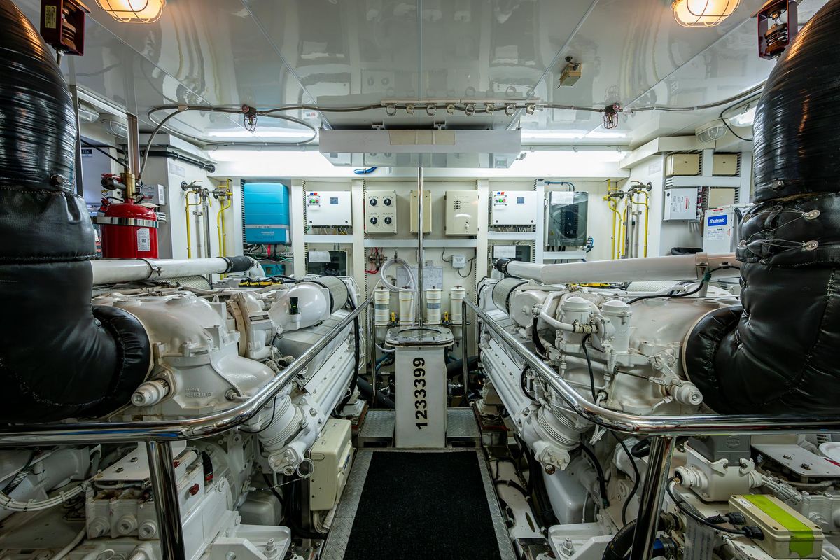 2011 Ocean Alexander 85 