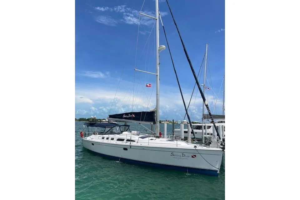 2010 Hunter Sailing Diver yacht docked in a marina under a clear blue sky.