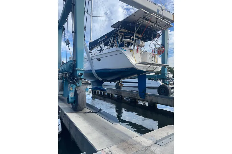  Yacht Photos Pics 2010 Hunter Sailing Diver yacht lifted in a marina for maintenance.