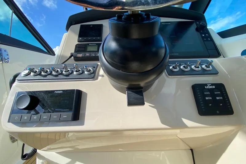  Yacht Photos Pics 2019 Boston Whaler 270 Vantage dashboard with controls and navigation equipment.