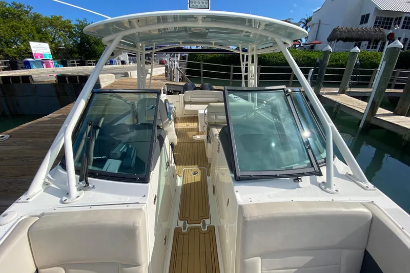  Yacht Photos Pics 2019 Boston Whaler 270 Vantage boat docked, featuring spacious seating and sleek design.