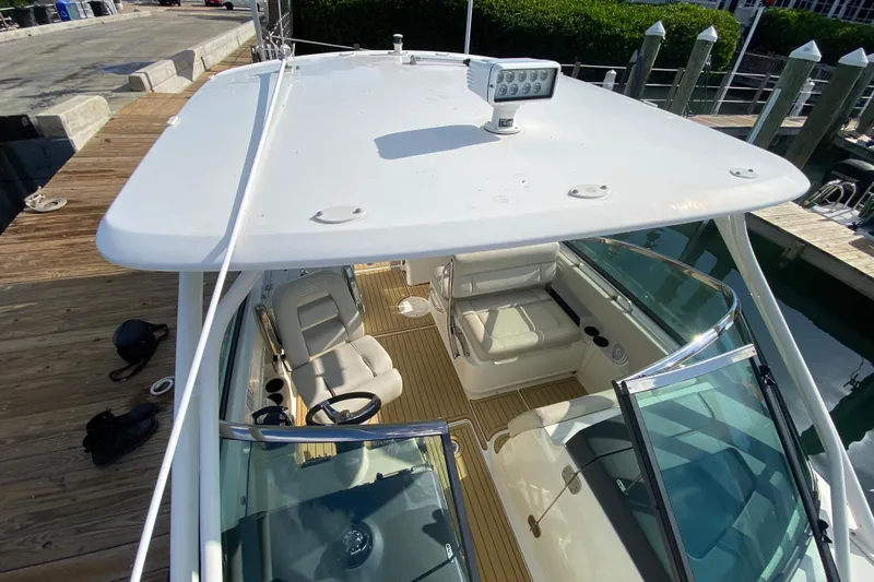  Yacht Photos Pics 2019 Boston Whaler 270 Vantage boat docked, showcasing seating and helm area.