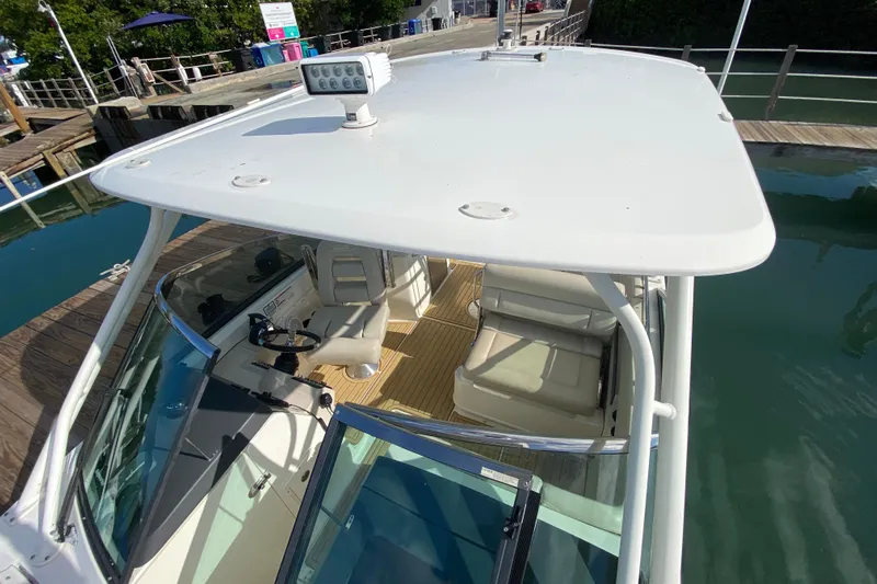  Yacht Photos Pics 2019 Boston Whaler 270 Vantage boat docked, featuring spacious seating and modern design.