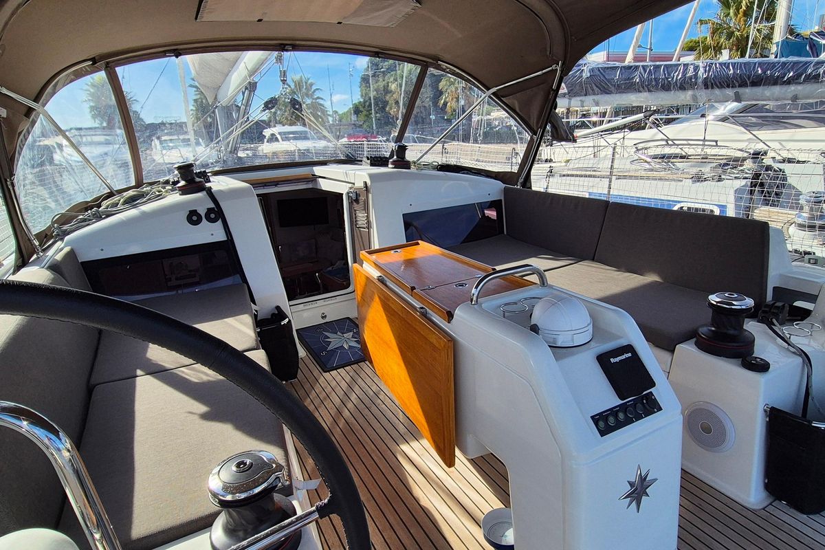 2022 Jeanneau 43 