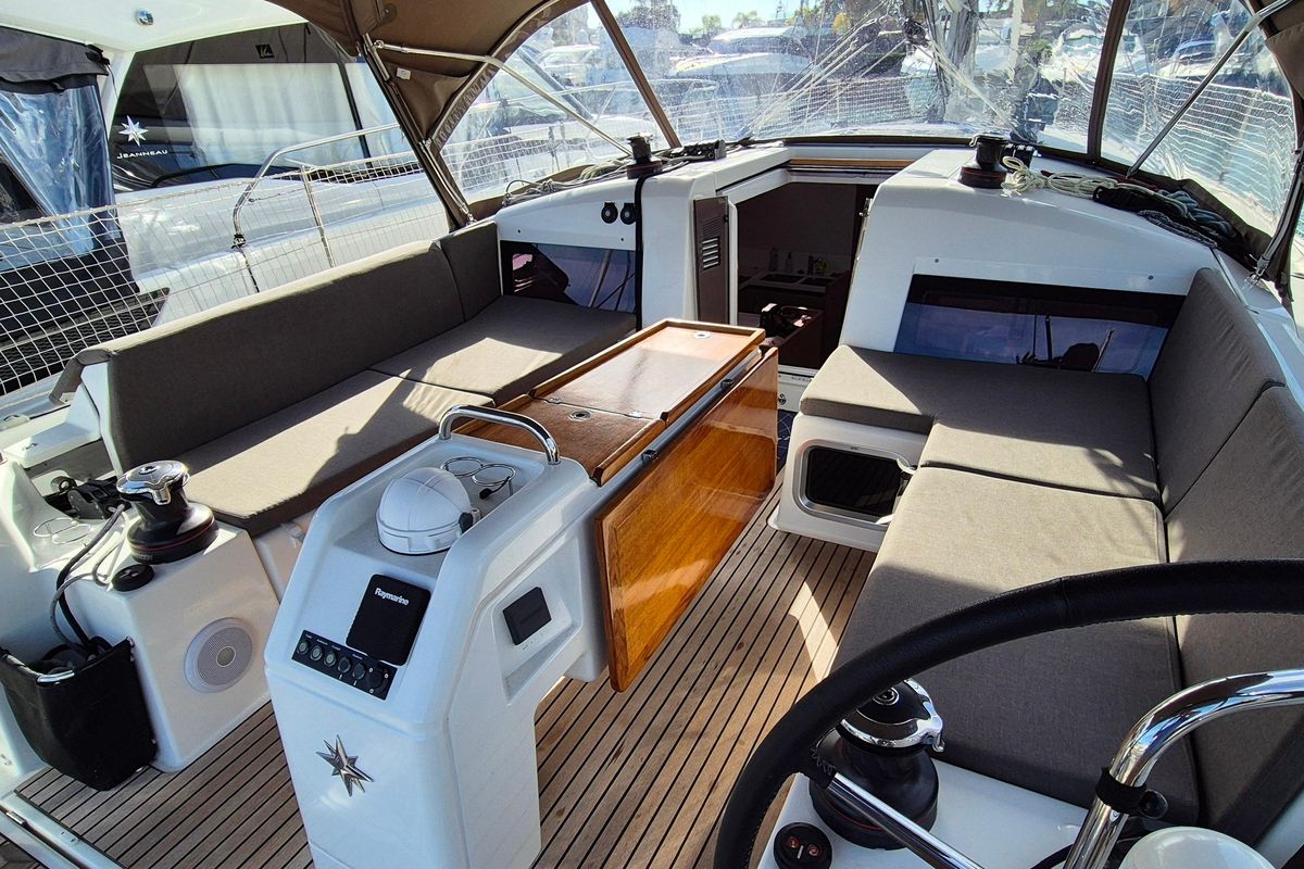 2022 Jeanneau 43 