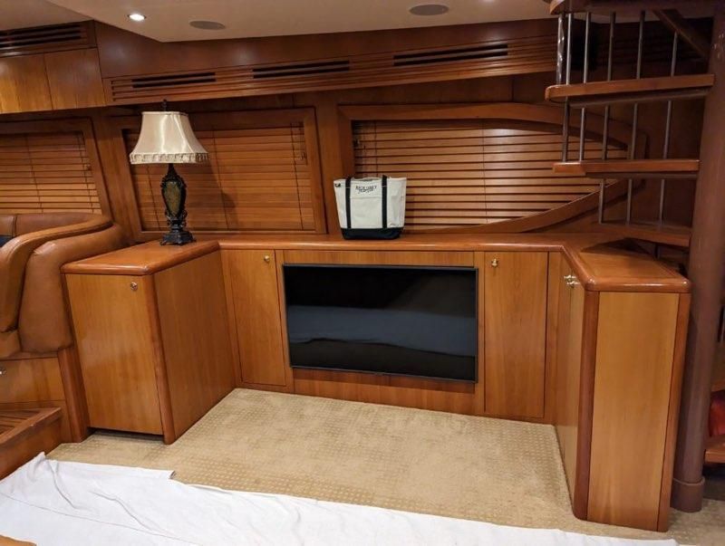 2007 Hatteras 68 