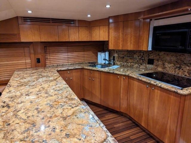 2007 Hatteras 68 