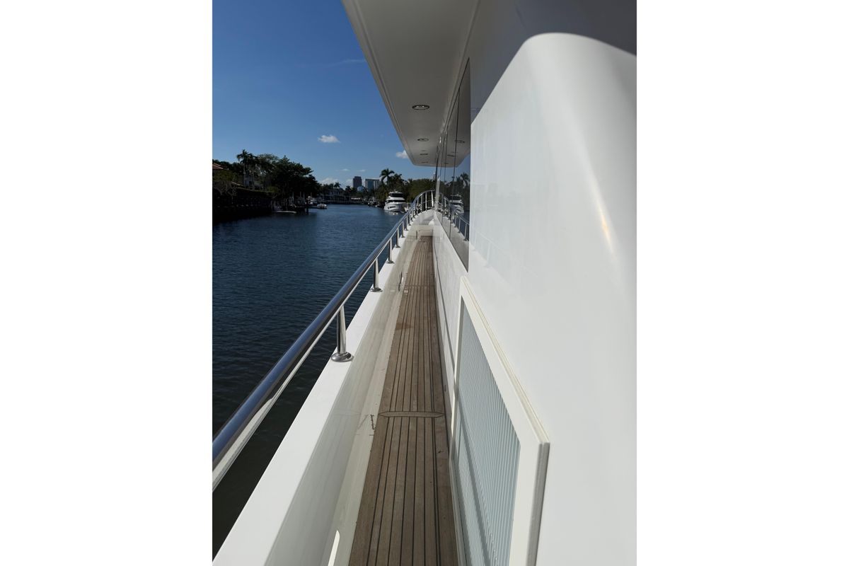 2010 Ocean Alexander 74 