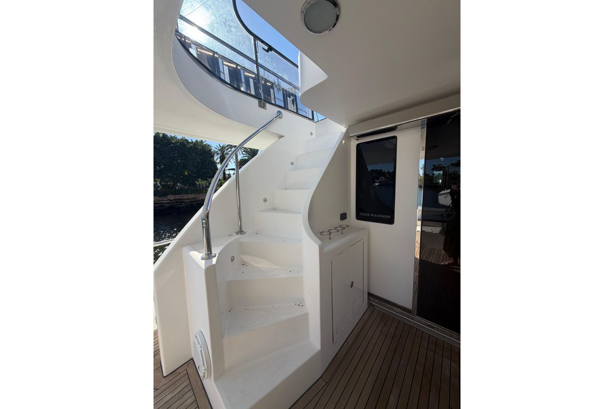 2010 Ocean Alexander 74 