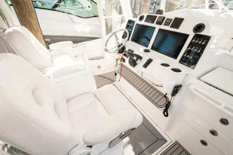  Yacht Photos Pics 2018 Everglades 350 LX-Helm