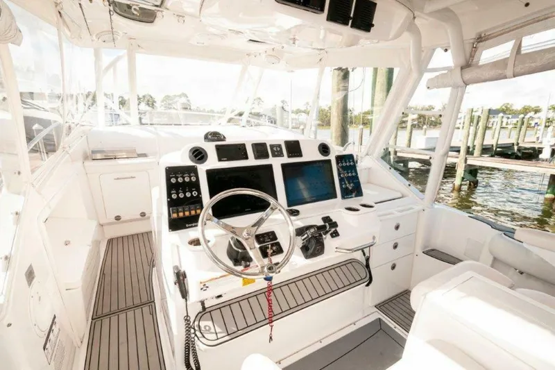  Yacht Photos Pics 2018 Everglades 350 LX-Helm