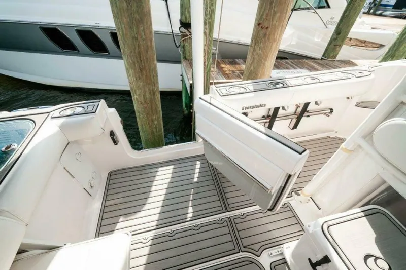  Yacht Photos Pics 2018 Everglades 350 LX-Dive Door