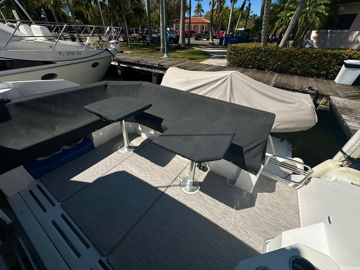 2023 Cruisers Yachts 42 