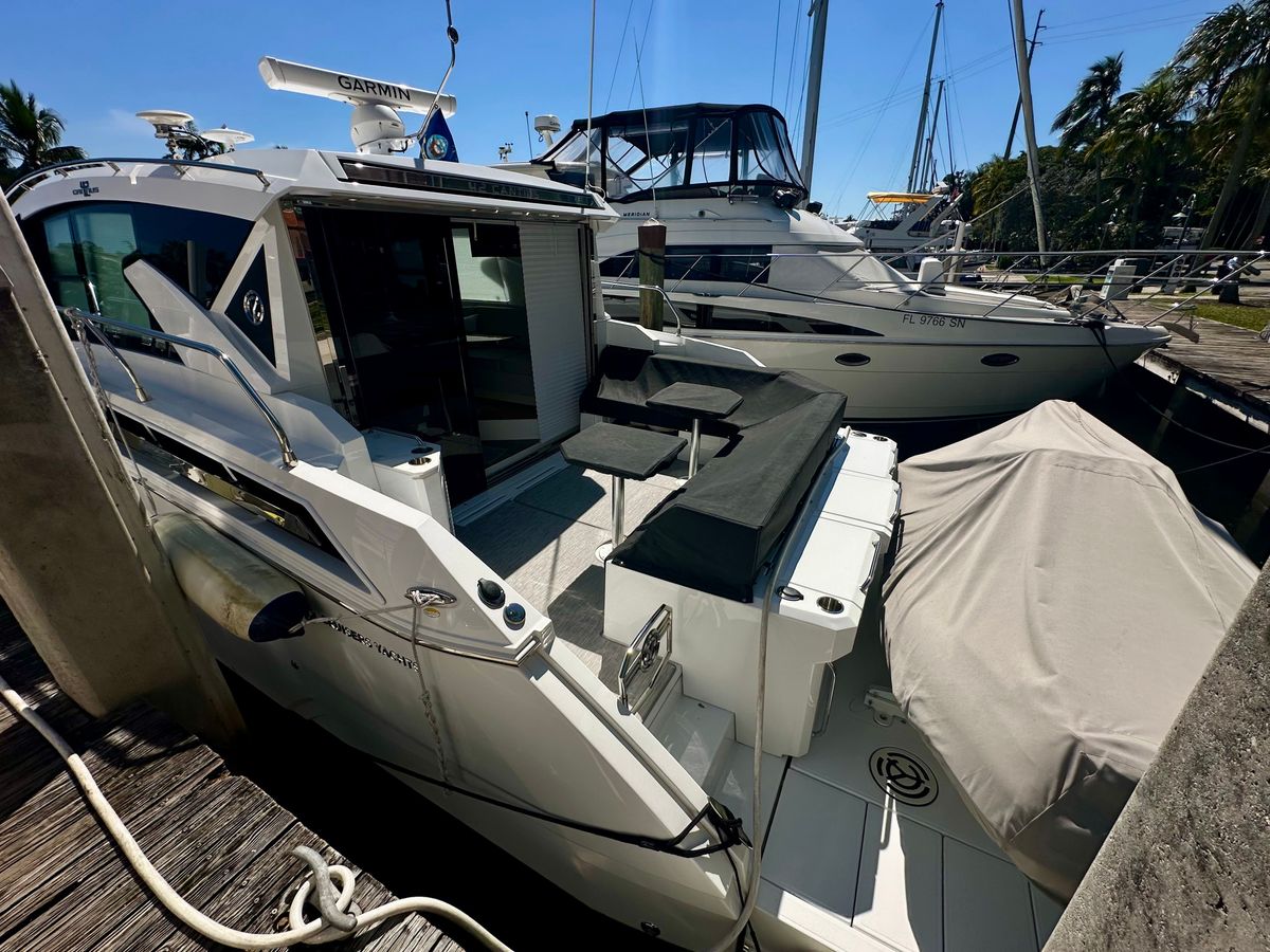 2023 Cruisers Yachts 42 