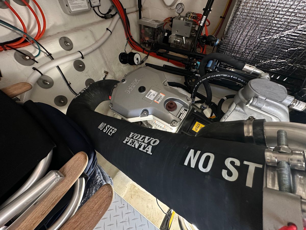 2023 Cruisers Yachts 42 