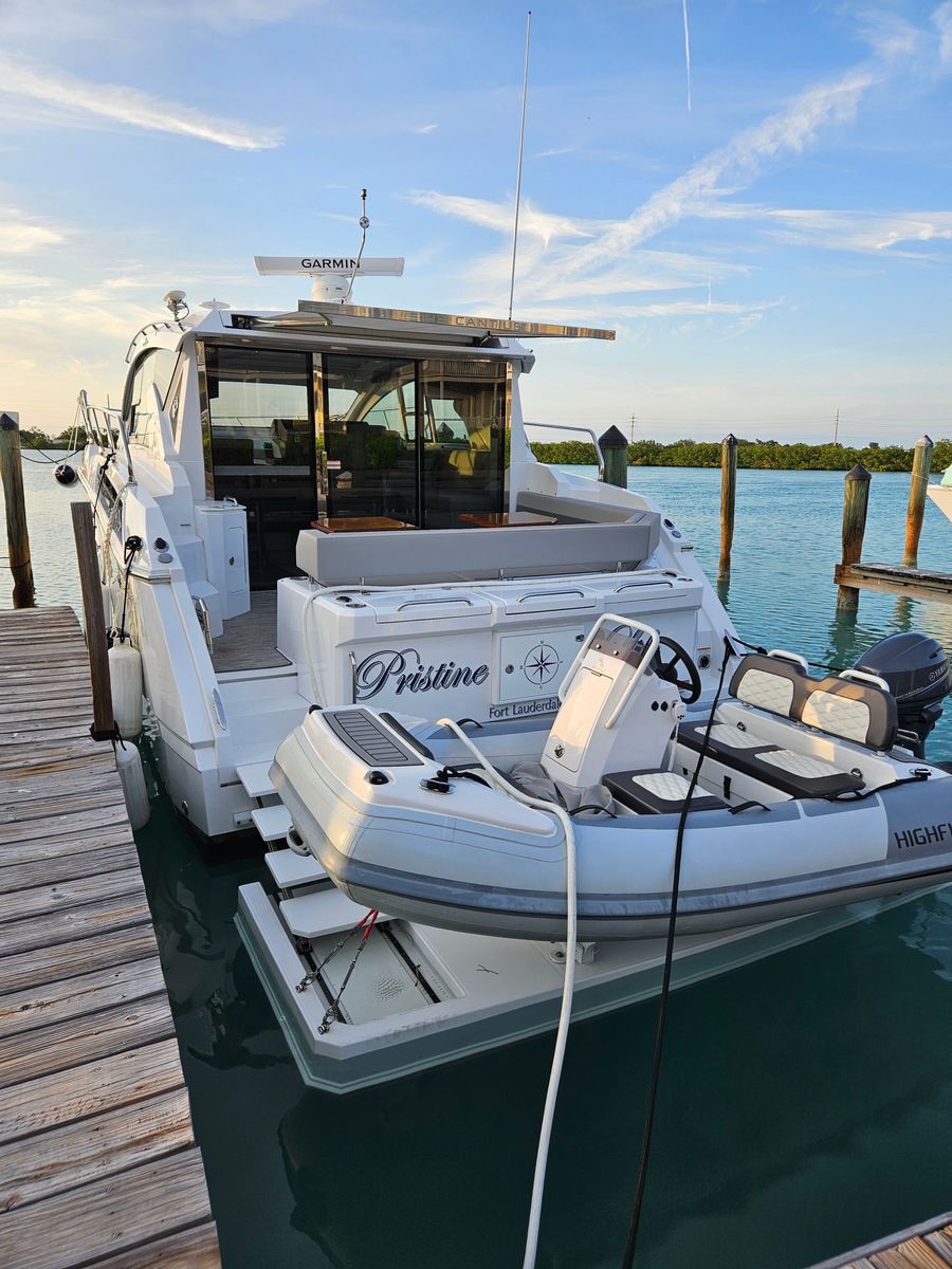 2023 Cruisers Yachts 42 