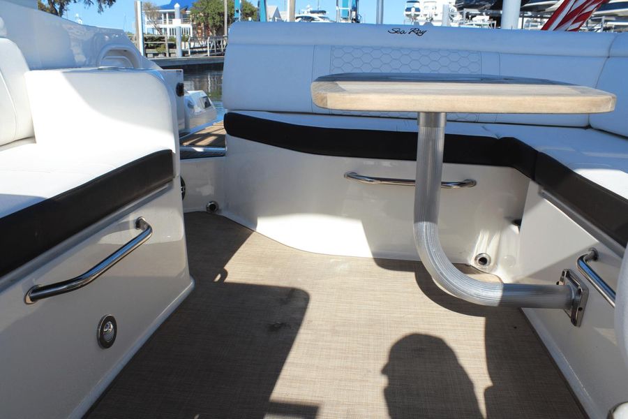 2023 Sea Ray SDX 270 Outboard