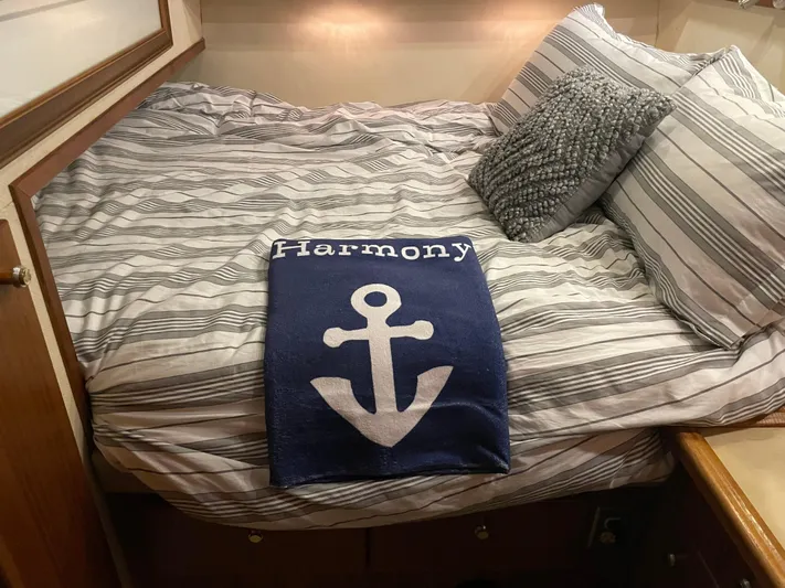 "harmony" Yacht Photos Pics Cozy bedroom in 1995 Bayliner 4788 Pilot House Motoryacht with nautical-themed decor.