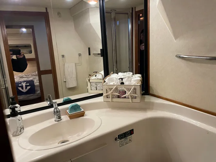 "harmony" Yacht Photos Pics Bathroom interior of 1995 Bayliner 4788 Pilot House Motoryacht with sink and toiletries.