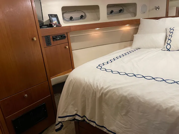 "harmony" Yacht Photos Pics Cozy bedroom interior of 1995 Bayliner 4788 Pilot House Motoryacht with elegant bedding.